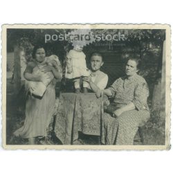 1940 - Rákospalota. Family idyll in the garden. (2792162)