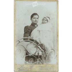   Early 1900s - Full-length studio photo of a young mother and her child. It was made by Leon H.’s photography studio in Budapest.  Cabinet card / CDV photo / hardback photo. (2792173)