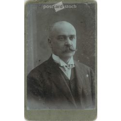   1910 - Studio portrait of a middle-aged, elegant gentleman, Artúr Grohmann. It was made by Leon H.’s photography studio in Budapest.  Cabinet card / CDV photo / hardback photo. (2792198)