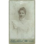 1898 - Studio photo of an elegant young woman. Made by Hollós and Szlovák, photography studio in Győr.  Cabinet card / CDV photo / hardback photo. (2792203)
