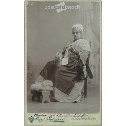   Early 1900s - Full-length studio photo of a middle-aged, elegant, knitting lady. Made by Carl Pietzner, photographic studio, Vienna.  Cabinet card / CDV photo / hardback photo. (2792204)
