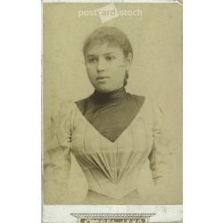   Early 1900s - Studio photo of an elegant young woman. Produced by Jenő Knebel, photography studio, Szombathely. Cropped photo.  Cabinet card / CDV photo / hardback photo. (2792205)