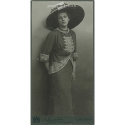   Early 1900s. Elegant young woman in hat and fashionable dress. Made by Kügemann, photographic studio, Carlsbad. Original  Cabinet card / CDV photo / hardback photo. (2792238)