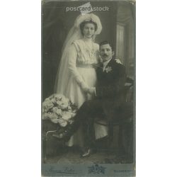   Early 1900s. Wedding photo, elegant couple with a bouquet of flowers, studio shot. Pasem Victor, photography studio, Budapest. Original cabinet photo / hardback photo / business card, CDV photo. (2792241)