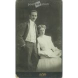 1910 - Studio photo of an elegant young couple. It was made in the photography studio of Leon H és Fia, Budapest. Original  Cabinet card / CDV photo / hardback photo. (2792247)