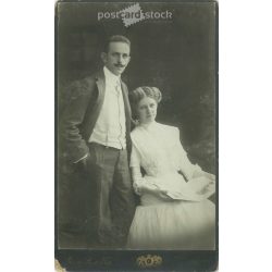   1910 - Studio photo of an elegant young couple. It was made in the photography studio of Leon H és Fia, Budapest. Original  Cabinet card / CDV photo / hardback photo. (2792247)
