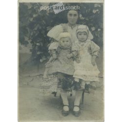   1910s. Young mother with her children, full length shot outdoors. Original paper image. Its maker is unknown. (2792249)