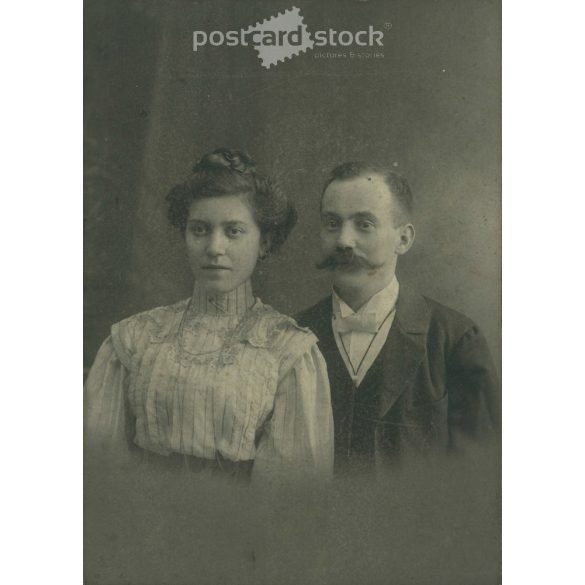 1910s. Young couple in elegant clothes, studio shot. It was taken in Gyula Franciscy’s photography studio in Körmöcbány. Original, cashiered paper image. (2792251)