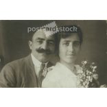 1910s. Wedding photo of a married couple. Its maker is unknown. Original, cashiered paper image. (2792255)