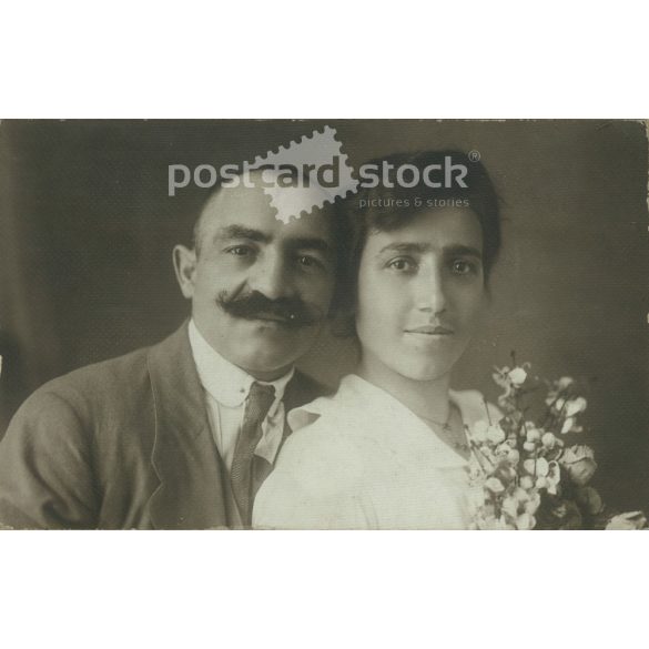 1910s. Wedding photo of a married couple. Its maker is unknown. Original, cashiered paper image. (2792255)