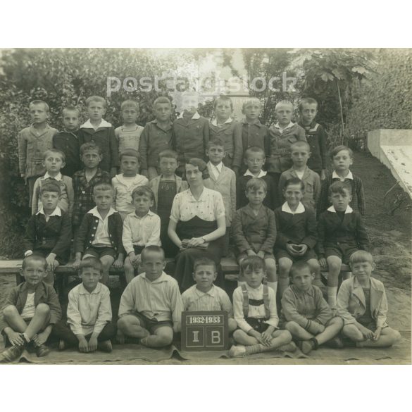 Class photo from 1933. I. B. The maker is unknown. Original, cashiered paper image, on embossed backboard. (2792256)