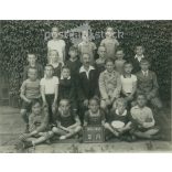 Class picture from 1935. ARC. A. Its maker is unknown. Original, cashiered paper image, on embossed backboard. (2792257)