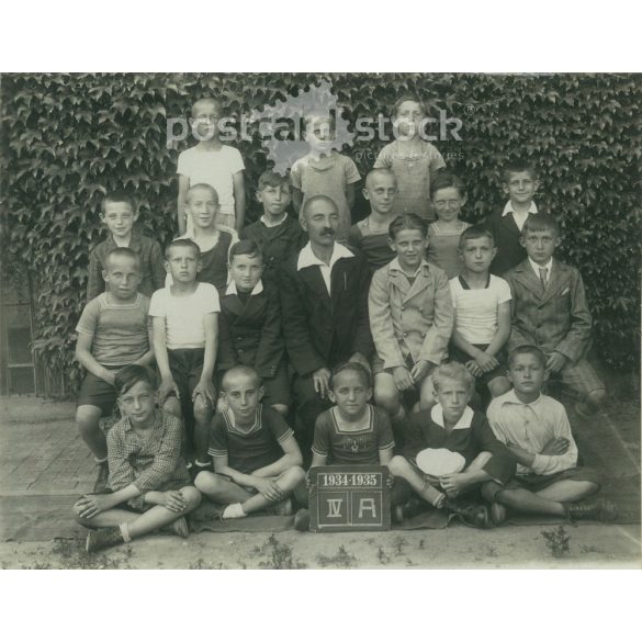 Class picture from 1935. ARC. A. Its maker is unknown. Original, cashiered paper image, on embossed backboard. (2792257)