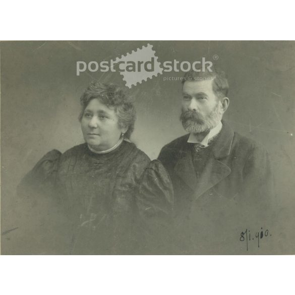 1910 - Portrait of a married couple. Emil Fischer’s photo studio, Hermannstadt (Nagyszeben). Its maker is unknown. Original, cashiered paper image. (2792259)
