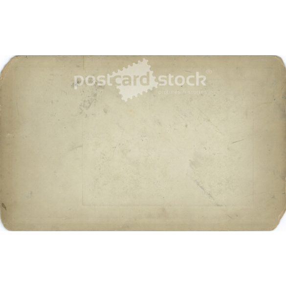 1910 - Portrait of a married couple. Emil Fischer’s photo studio, Hermannstadt (Nagyszeben). Its maker is unknown. Original, cashiered paper image. (2792259)