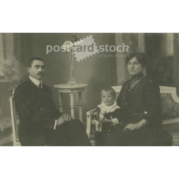1910s. Family photo, studio shot. Szmrecsányi, photography studio, Nagykőrös. Its maker is unknown. Original, cashiered paper image. (2792261)