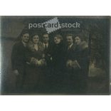 1920s. Group photo of young people outdoors. Its maker is unknown. Original paper image. (2792271)