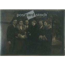   1920s. Group photo of young people outdoors. Its maker is unknown. Original paper image. (2792271)