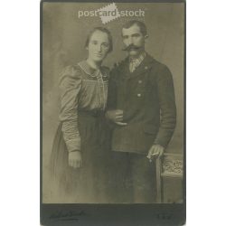   Late 1890s. Studio recording of an unknown couple. It was made in Gizella Kulcsár photography studio. In Vác. Original  Cabinet card / CDV photo / hardback photo. (2792282)