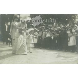   1912 - A distinguished lady with her granddaughter at an event among children. The people in the picture and the creator of the picture are unknown. Postcard, photo sheet. (2792332)