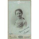 1901 - Portrait of a young woman in elegant attire. For Mom, with the inscription Sarolta. The photo was taken in Mai és Társa’s photography studio in Budapest. Original  Cabinet card / CDV photo / hardback photo. (2792346)
