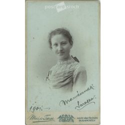   1901 - Portrait of a young woman in elegant attire. For Mom, with the inscription Sarolta. The photo was taken in Mai és Társa’s photography studio in Budapest. Original  Cabinet card / CDV photo / hardback photo. (2792346)