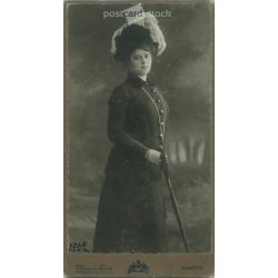   1912 - Studio photo of a young woman in an elegant dress and hat. His identity is unknown. The photo was taken in the photography studio of Mérei és Társa in Budapest. Original  Cabinet card / CDV photo / hardback photo. (2792349)