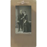 1910 - Studio recording of Gizella Kudroh and her husband. The photo was taken in Szerdahelyi’s photography studio in Budapest. The author signed the picture. Original  Cabinet card / CDV photo / hardback photo. (2792357)