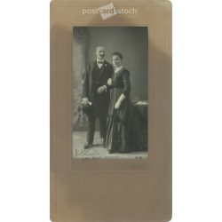   1910 – Studio recording of Gizella Kudroh and her husband. The photo was taken in Szerdahelyi’s photography studio in Budapest. The author signed the picture. Original cabinet photo / hardback photo / business card, CDV photo. (2792357)
