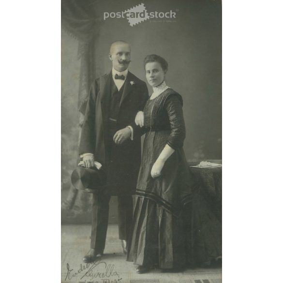 1910 - Studio recording of Gizella Kudroh and her husband. The photo was taken in Szerdahelyi’s photography studio in Budapest. The author signed the picture. Original  Cabinet card / CDV photo / hardback photo. (2792357)