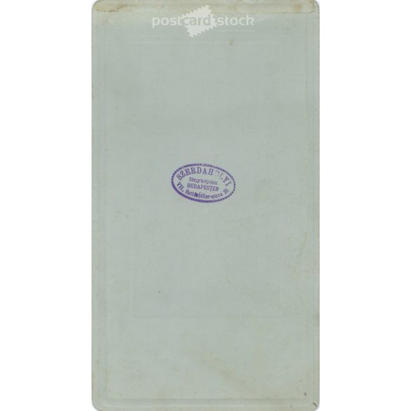 1910 - Studio recording of Gizella Kudroh and her husband. The photo was taken in Szerdahelyi’s photography studio in Budapest. The author signed the picture. Original  Cabinet card / CDV photo / hardback photo. (2792357)