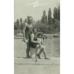   1931 - Balatonlelle. Family photo on the beach with a dedication to Godmother. Black and white old photo sheet, postcard. (2792367)