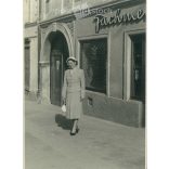 1930s. Elegant woman in a hat with a bag. Black and white old photo sheet, postcard. Cut. (2792368)