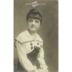   1917 - Studio photo of a young woman, taken in the photographic studio of Goszleth and Fia, in Budapest. Black and white photo sheet, old postcard. (2792372)