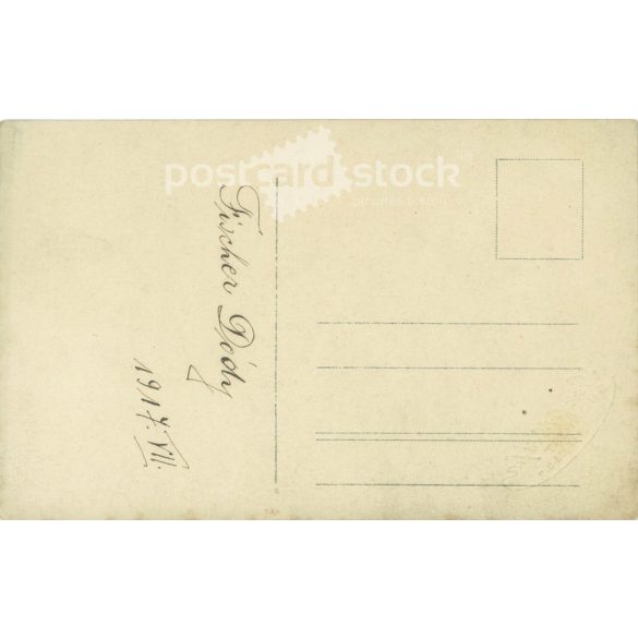 1917 - Studio photo of a young woman, taken in the photographic studio of Goszleth and Fia, in Budapest. Black and white photo sheet, old postcard. (2792372)