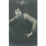 1919 - Studio photo of a young woman. The picture was taken in Budapest. Gelatin silver, black and white old photo sheet, postcard. (2792380)