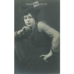   1919 – Studio photo of a young woman. The picture was taken in Budapest. Gelatin silver, black and white old photo sheet, postcard. (2792380)