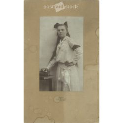  1905 - Girl with a bow, in white. Szombathely. Black and white original cashier paper image, old photo. The picture was taken by Tódor Szilárd’s photography studio. (2792412)
