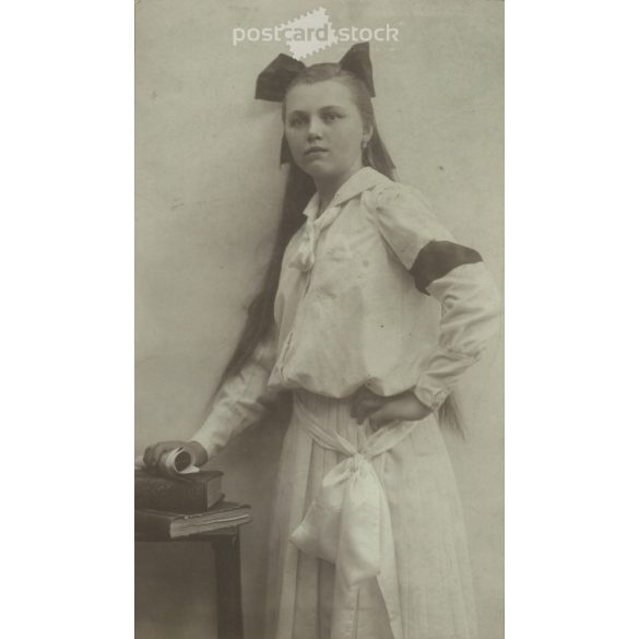 1905 - Girl with a bow, in white. Szombathely. Black and white original cashier paper image, old photo. The picture was taken by Tódor Szilárd’s photography studio. (2792412)