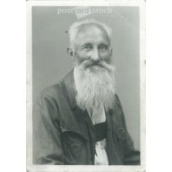   1950s. Old man, portrait photo. The picture was taken in Munich. Black and white original paper image, old photo. (2792422)