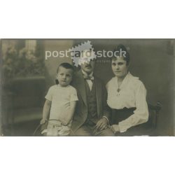   Early 1900s. Family photo, studio shot. Made by Sándor Erdős, photography studio, Budapest. Old photo, original cabinet photo / hardback photo. (2792557)