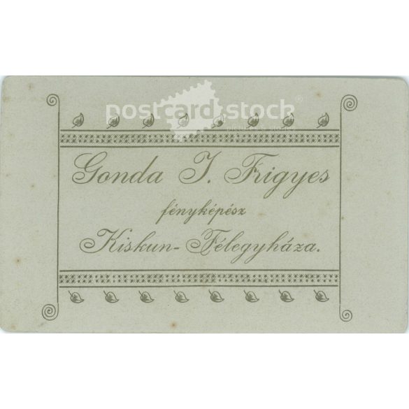 Early 1900s. Young woman in elegant clothes, studio shot. Studio of J. Frigyes Gonda, Kiskunfélegyháza. Old photo, original cabinet photo / hardback photo. (2792568)