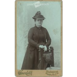   The work of the photography studio of István Goszleth. 1900s, Budapest. Studio photo of an old, elegant lady. Old photo, business card, CDV photo. (2792571)