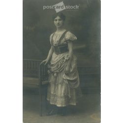   1917 - Studio recording of a pretty lady. The creator of the image is unknown. Original paper image. Old photo. Black and white photo sheet, postcard. (27925673)