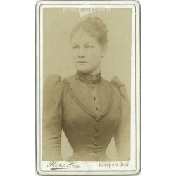   The work of Henrik Herz photography studio. Early 1900s, Budapest. Studio photo of an unknown young lady. Old photo, business card, CDV photo. (2792574)