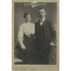   1910s. Full-length studio shot of an elegant married couple. Produced by the photography studio of István Locker, Munkács. Old photo, original cabinet photo / hardback photo. (2792597)