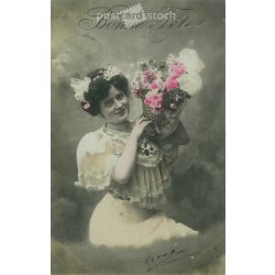   190 – Romantic postcard. Original paper image. Old photo. Colored photo sheet, old postcard. (2792650)