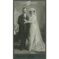   1910s. Elegant wedding photo. The persons in the picture are unknown. The photo was taken in Schmidt Ede’s photography studio in Budapest. Old photo, original cabinet photo / hardback photo. (2792678)