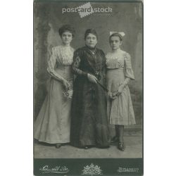   1910s. Members of the lady’s court. The persons in the picture are unknown. The photo was taken in Schmidt Ede’s photography studio in Budapest. Old photo, original cabinet photo / hardback photo. (2792679)