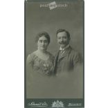 1910s. Studio photo of a married couple. The persons in the picture are unknown. The photo was taken in Schmidt Ede’s photography studio in Budapest. Old photo, original cabinet photo / hardback photo. (2792680)